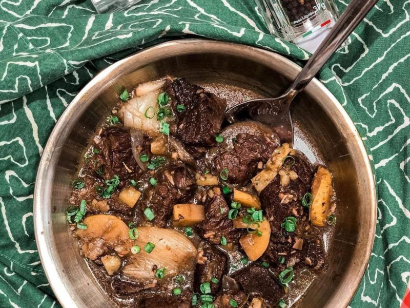 Carne de panela ao vinho com batatas